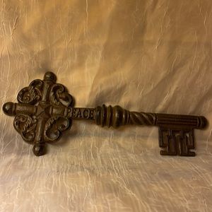 Cast iron skeleton key wall decor w/Peace saying on it-like new